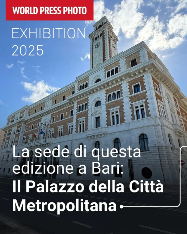 📍 𝐋𝐚 𝐬𝐞𝐝𝐞 𝐝𝐢 𝐪𝐮𝐞𝐬𝐭𝐚 𝐞𝐝𝐢𝐳𝐢𝐨𝐧𝐞 𝐝𝐢 𝐖𝐨𝐫𝐥𝐝 𝐏𝐫𝐞𝐬𝐬 𝐏𝐡𝐨𝐭𝐨 𝐁𝐚𝐫𝐢: 𝐥𝐚 𝐒𝐚𝐥𝐚 𝐝𝐞𝐥 𝐂𝐨𝐥𝐨𝐧𝐧𝐚𝐭𝐨 𝐝𝐞𝐥 𝐏𝐚𝐥𝐚𝐳𝐳𝐨 𝐝𝐞𝐥𝐥𝐚 𝐂𝐢𝐭𝐭𝐚̀ 𝐌𝐞𝐭𝐫𝐨𝐩𝐨𝐥𝐢𝐭𝐚𝐧𝐚 𝐝𝐢 𝐁𝐚𝐫𝐢
Costruito nel 1932, l’edificio, con la sua torre caratteristica, si affaccia direttamente sul mare. Si trova a poca distanza dal centro della città, ed è anche la sede della Pinacoteca provinciale Corrado Giaquinto. L’accesso alla mostra avverrà dall’ingresso sul lungomare Nazario Sauro, al civico 29.
🎟️ Visita la World Press Photo Exhibition 2025 per ammirare il meglio del fotogiornalismo internazionale
📍 Palazzo della Città metropolitana di Bari
📅 16 ottobre – 8 dicembre 2025
👉 Info e biglietti su worldpressphototorino.it
🤝 Organizzato da @cime_eventi, Brand Ambassador Italia @worldpressphoto, con il sostegno di Regione Puglia, Città Metropolitana di Bari, Comune di Bari, Università degli Studi di Bari – Dipartimento di Scienze Politiche.