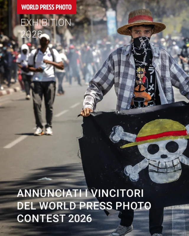 Sono stati annunciati i vincitori del World Press Photo Contest 2026, il pi&ugrave; importante riconoscimento internazionale per il fotogiornalismo.
Le immagini premiate arrivano da tutto il mondo e raccontano ci&ograve; che spesso sfugge: conflitti, crisi climatiche, diritti, identit&agrave;, resistenza.
Dalle guerre in corso alle storie pi&ugrave; intime e silenziose, queste fotografie costruiscono una testimonianza collettiva del nostro tempo.

👉 In questo post trovi una selezione delle immagini vincitrici.  Per scoprirle tutte e approfondire le storie: www.worldpressphoto.org (link in bio).
Il 23 aprile sar&agrave; annunciata anche la Photo of the Year, insieme alle due finaliste.

Come ha detto la presidente della giuria globale, Kira Pollack:  &laquo;Questo &egrave; un momento cruciale&hellip; i fotografi hanno fatto la loro parte. Ora tocca a noi guardare.&raquo;

👉 Quale tra le storie messe in luce dal World Press Photo Contest merita pi&ugrave; attenzione oggi secondo te?
Scrivilo nei commenti.

Le fotografie vincitrici saranno protagoniste della mostra World Press Photo 2026, in arrivo questo autunno a Bari.