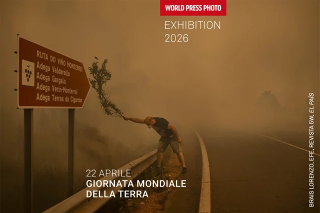 Nel 2025 la Galizia ha vissuto la peggiore stagione di incendi degli ultimi trent&rsquo;anni. Oltre 200.000 ettari bruciati, ecosistemi compromessi, comunit&agrave; esposte in prima linea.

Il lavoro di @braislorenzo , premiato al World Press Photo Contest 2026, documenta questa realt&agrave; con uno sguardo che &egrave; insieme testimonianza e memoria. Le sue immagini mostrano ci&ograve; che accade quando la crisi climatica si intreccia con fragilit&agrave; strutturali: territori abbandonati, politiche forestali miopi, condizioni ambientali sempre pi&ugrave; estreme.

In occasione della Giornata Mondiale della Terra, queste fotografie ci ricordano il ruolo essenziale del fotogiornalismo: rendere visibili le conseguenze delle nostre scelte collettive, trasformare dati e numeri in storie umane, costruire consapevolezza.

La mostra porter&agrave; anche queste immagini a Bari, creando uno spazio di riflessione su ci&ograve; che sta accadendo oggi &mdash; e su ci&ograve; che possiamo ancora cambiare
