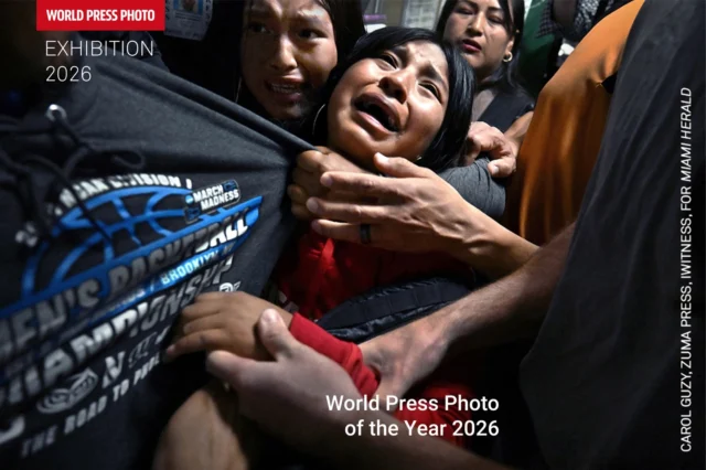 @worldpressphoto ha scelto &ldquo;Separated by ICE&rdquo; di @carolguzy come Photo of the Year 2026 per la sua capacit&agrave; di trasformare un momento in prova tangibile. In un corridoio di tribunale, uno dei pochi spazi accessibili ai fotografi, la separazione di una famiglia diventa testimonianza diretta di una politica applicata sistematicamente. Non solo un&rsquo;immagine, ma un documento.

Accanto, due finaliste che ampliano lo sguardo. A Gaza, lo scatto di @saber.nuraldin rende evidente la scala e l&rsquo;urgenza della crisi alimentare: una composizione essenziale che obbliga a fermarsi e confrontarsi con la realt&agrave;. In Guatemala, il lavoro di @victorblue sceglie un approccio opposto ma complementare: un ritratto misurato che restituisce autorit&agrave; e presenza a donne che, dopo decenni, trasformano una storia di violenza in un fatto pubblico e giudiziario.

Tre immagini che vedremo a Bari il prossimo autunno, nella tredicesima edizione della World Press Photo Exhibition.