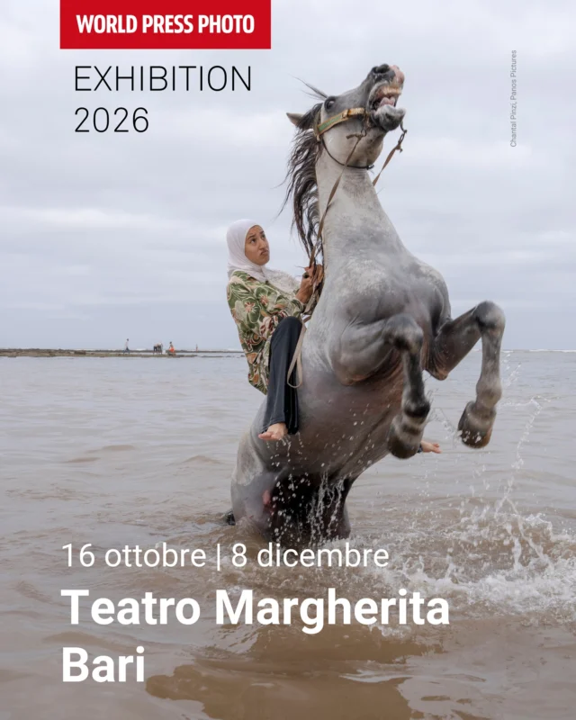 World Press Photo torna a Bari, al Teatro Margherita.

Dal 16 ottobre all&rsquo;8 dicembre 2026, la citt&agrave; ospita per il tredicesimo anno consecutivo la mostra internazionale di fotogiornalismo.

144 fotografie di 42 fotografi, premiate al 69&deg; World Press Photo Contest, raccontano gli eventi e le storie che hanno segnato l&rsquo;ultimo anno, dai conflitti alle sfide ambientali, dai diritti alle trasformazioni sociali.

Un&rsquo;occasione per approfondire il nostro presente attraverso il lavoro di fotografi che documentano il mondo e le persone che lo abitano.

📍 Teatro Margherita, Bari
📅 16 ottobre &ndash; 8 dicembre 2026
Organizzato da @cime_eventi
