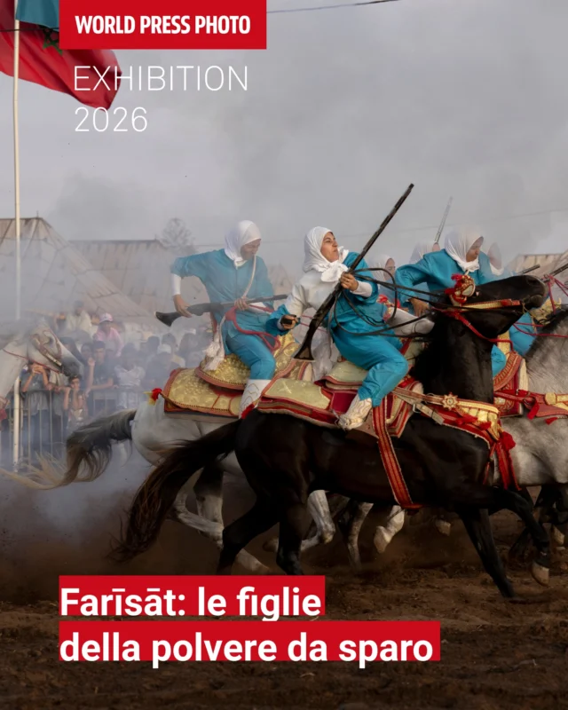 Le cavaliere marocchine di Chantal Pinzi sono solo un capitolo di una ricerca pi&ugrave; ampia: da anni la fotografa segue donne che sfidano barriere culturali attraverso lo sport, dalle skater di Goa in India alle atlete di Addis Abeba in Etiopia. Un filo che lega mondi lontanissimi: lo sport come spazio conquistato, non concesso.

La giuria di World Press Photo ha premiato proprio questo sguardo, la bellezza inaspettata di ci&ograve; che queste donne rendono possibile, raccontata con uno stile visivo originale e pieno di speranza.

Questi scatti e altri di Chantal Pinzi, insieme a tutte le foto vincitrici dell'edizione 2026, vi aspettano a World Press Photo Bari, dal 16 ottobre.

📅 Dal 16 ottobre all'8 dicembre
📍 Teatro Margherita, Bari
🎟️ Organizzato da @cime_eventi