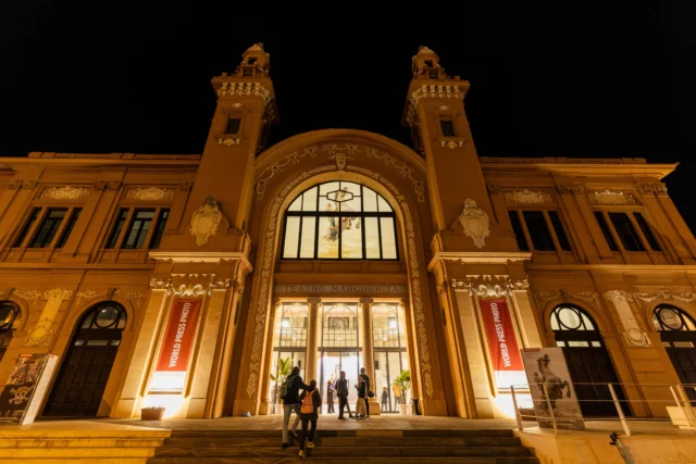 Ci sono luoghi che tornano a vivere attraverso nuove storie. Ieri, al Teatro Margherita, abbiamo inaugurato la World Press Photo Exhibition 2026, riportando la mostra in uno dei luoghi simbolo di Bari e rinnovando il legame tra la citt&agrave; e le immagini che raccontano il nostro tempo.

Organizzare questa mostra significa anche questo: costruire occasioni d&rsquo;incontro tra la cultura, le persone e i luoghi, portando a Bari storie capaci di aprire nuove prospettive sul mondo e sul presente che condividiamo.

Un grazie sincero a tutte le persone che hanno partecipato all&rsquo;inaugurazione e condiviso con noi questo momento: il sindaco di Bari Vito Leccese, l&rsquo;assessora alle Culture Paola Romano, il presidente di Puglia Culture Paolo Ponzio, la presidente del Municipio 1 Annamaria Ferretti e Babette Warendorf, direttrice per le mostre della World Press Photo Foundation.

Un ringraziamento a tutte le realt&agrave; e le persone che hanno contribuito a rendere possibile questa nuova edizione, e a chi continuer&agrave; a viverla nelle prossime settimane.

Da oggi, il Teatro Margherita &egrave; uno spazio in cui le storie del mondo incontrano la citt&agrave;. Vi aspettiamo.

👉 Info e biglietti: https://www.worldpressphotobari.it/
📅 Dal 16 ottobre all&rsquo;8 dicembre
📍 Teatro Margherita, Bari
🎟️ Organizzato da @cime_eventi