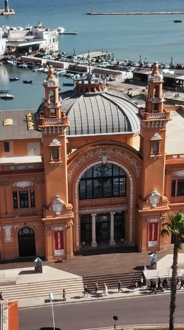 Raccontare il mondo significa anche scegliere di guardarlo, documentarlo e dare spazio alle storie che rischiano di rimanere invisibili.

L&rsquo;inaugurazione della World Press Photo Exhibition 2026 al Teatro Margherita di Bari &egrave; stata un&rsquo;occasione per riflettere sul valore del fotogiornalismo e sul lavoro di chi, spesso in condizioni difficili, continua a testimoniare ci&ograve; che accade. Ma anche per ricordare che, dietro ogni fotografia, ci sono persone, vite e storie che meritano di essere viste e raccontate con dignit&agrave;.

Per CIME, portare questa mostra a Bari significa creare uno spazio in cui queste storie possano incontrare il pubblico, stimolare domande e contribuire a una comprensione pi&ugrave; consapevole del presente.

La mostra &egrave; aperta al pubblico fino all&rsquo;8 dicembre al Teatro Margherita.

Vi aspettiamo.

👉 Info e biglietti: www.worldpressphotobari.it (link in bio)
📅 Fino all&rsquo;8 dicembre
📍 Teatro Margherita, Bari
🎟️ Organizzato da Cime